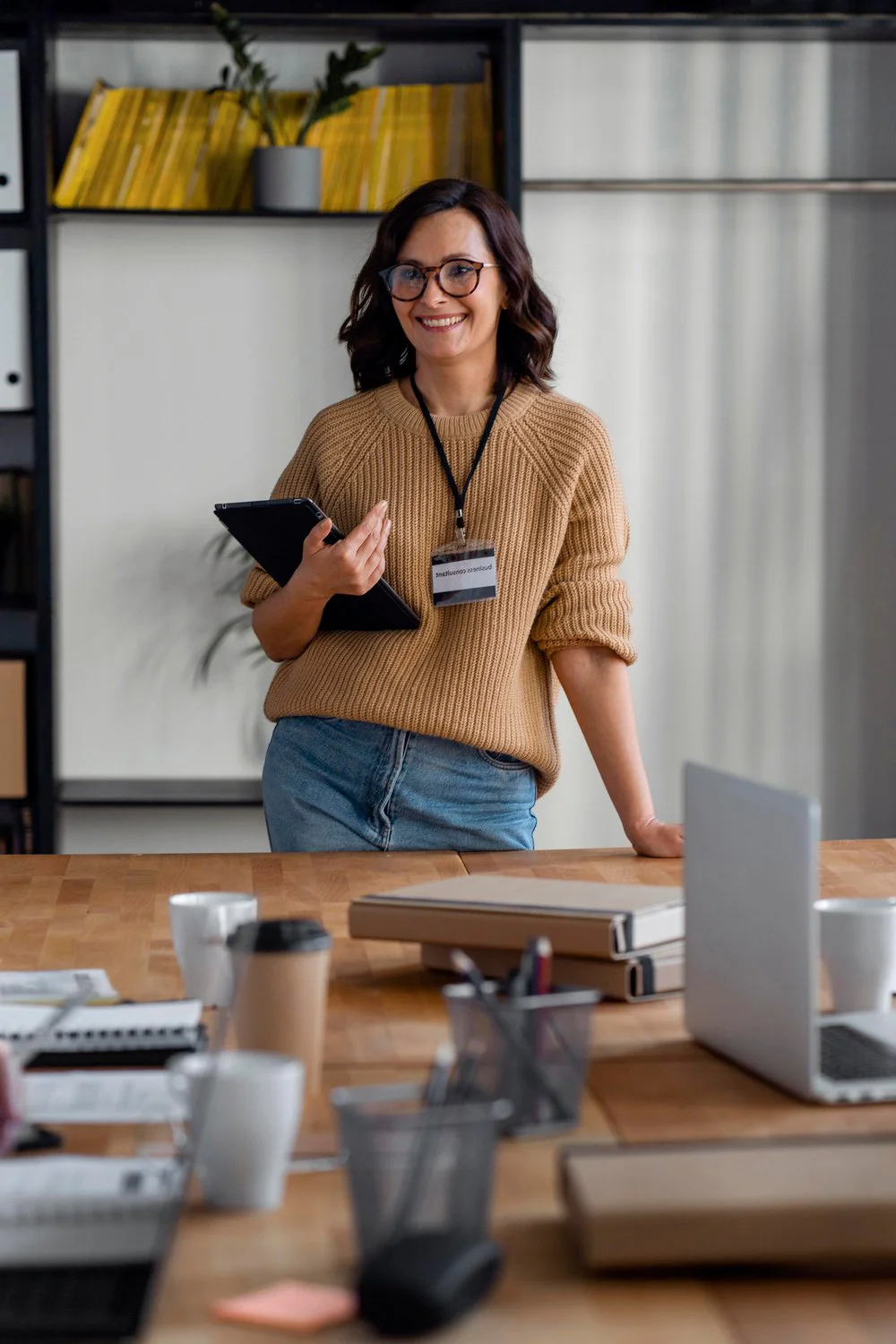 Person im HR-Büroalltag im Gespräch