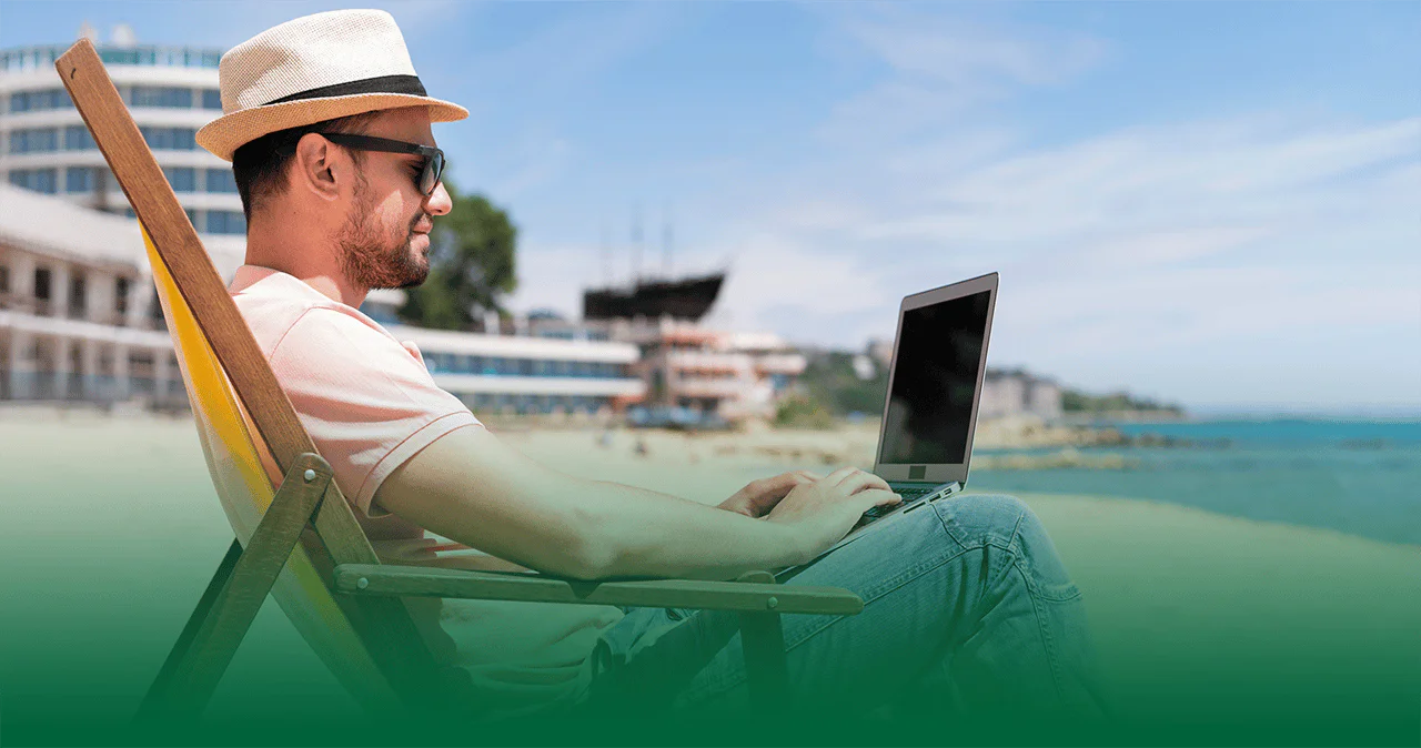 Konzeptbild Nestor Online Campus: Mann lernt am Laptop am Meer
