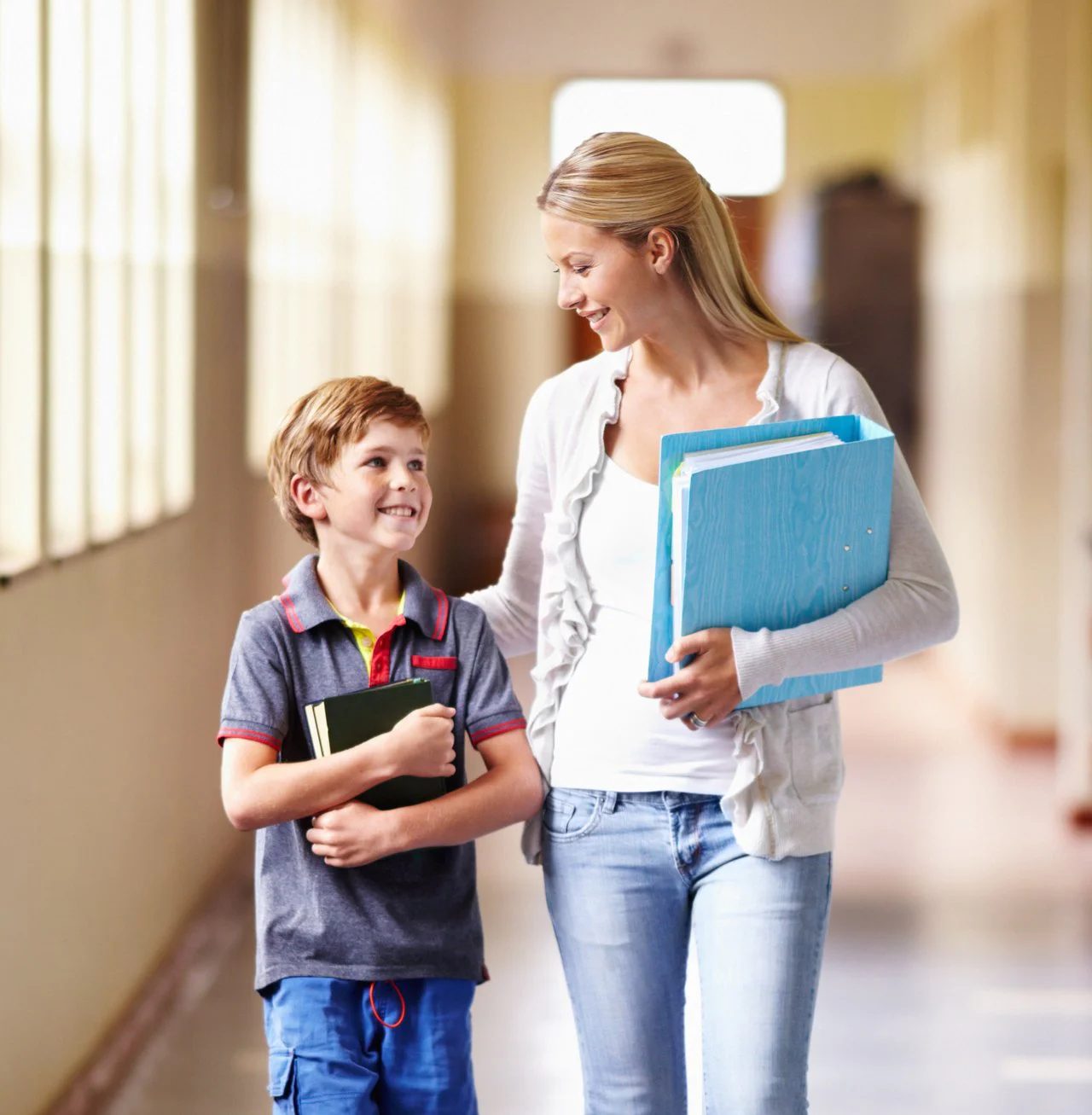 Schulbegleiterin begleitet ein Schulkind